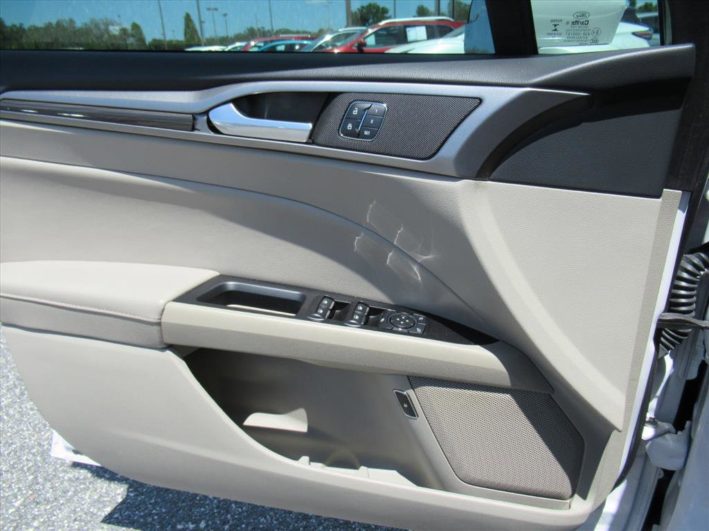 Used 2018 Ford Fusion SE w/ Equipment Group 602A FWD image 17