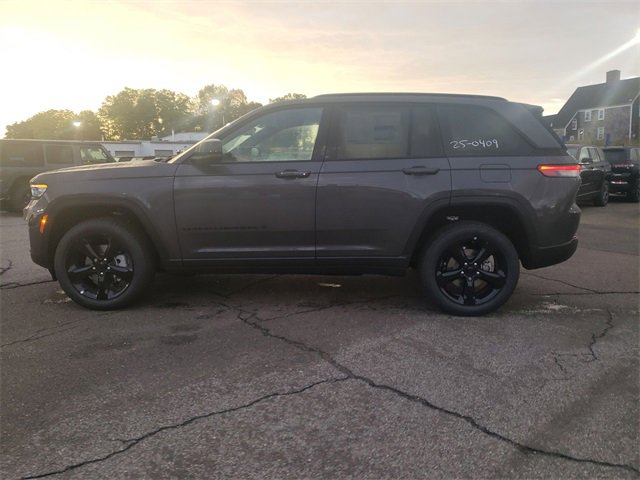 New 2025 Jeep Grand Cherokee Limited w/ Black Appearance Package image 12