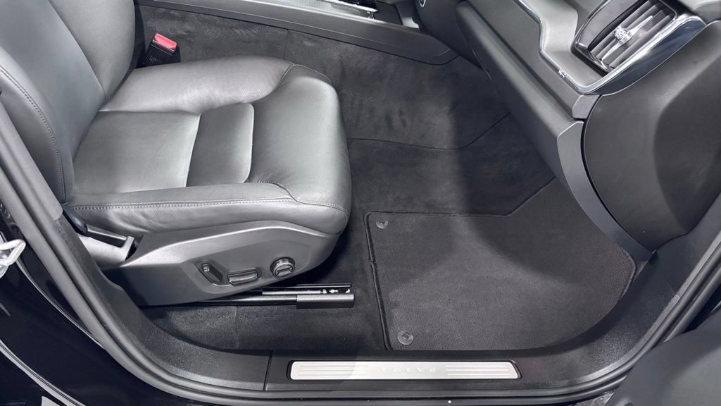 Certified 2025 Volvo XC60 B5 Core AWD/4WD image 18