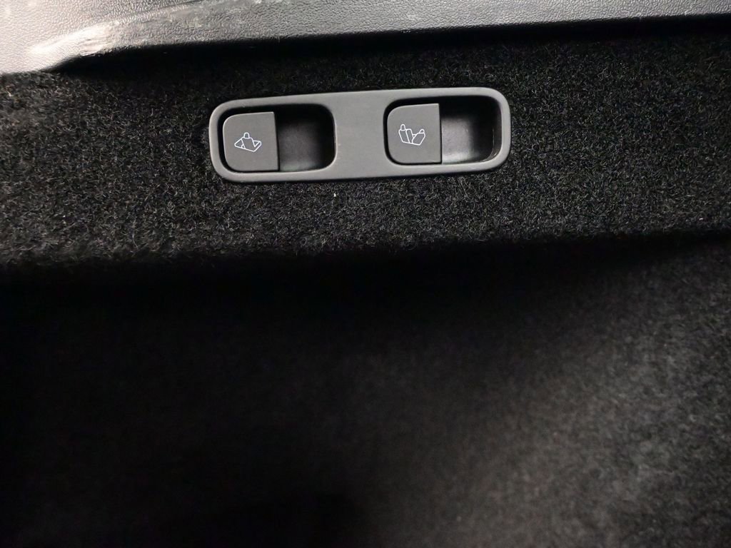 Used 2025 Tesla Model Y Long Range image 39