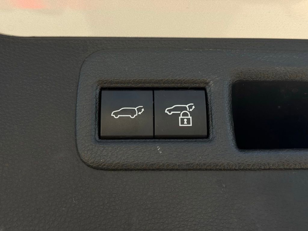 Used 2021 Toyota Venza XLE image 17