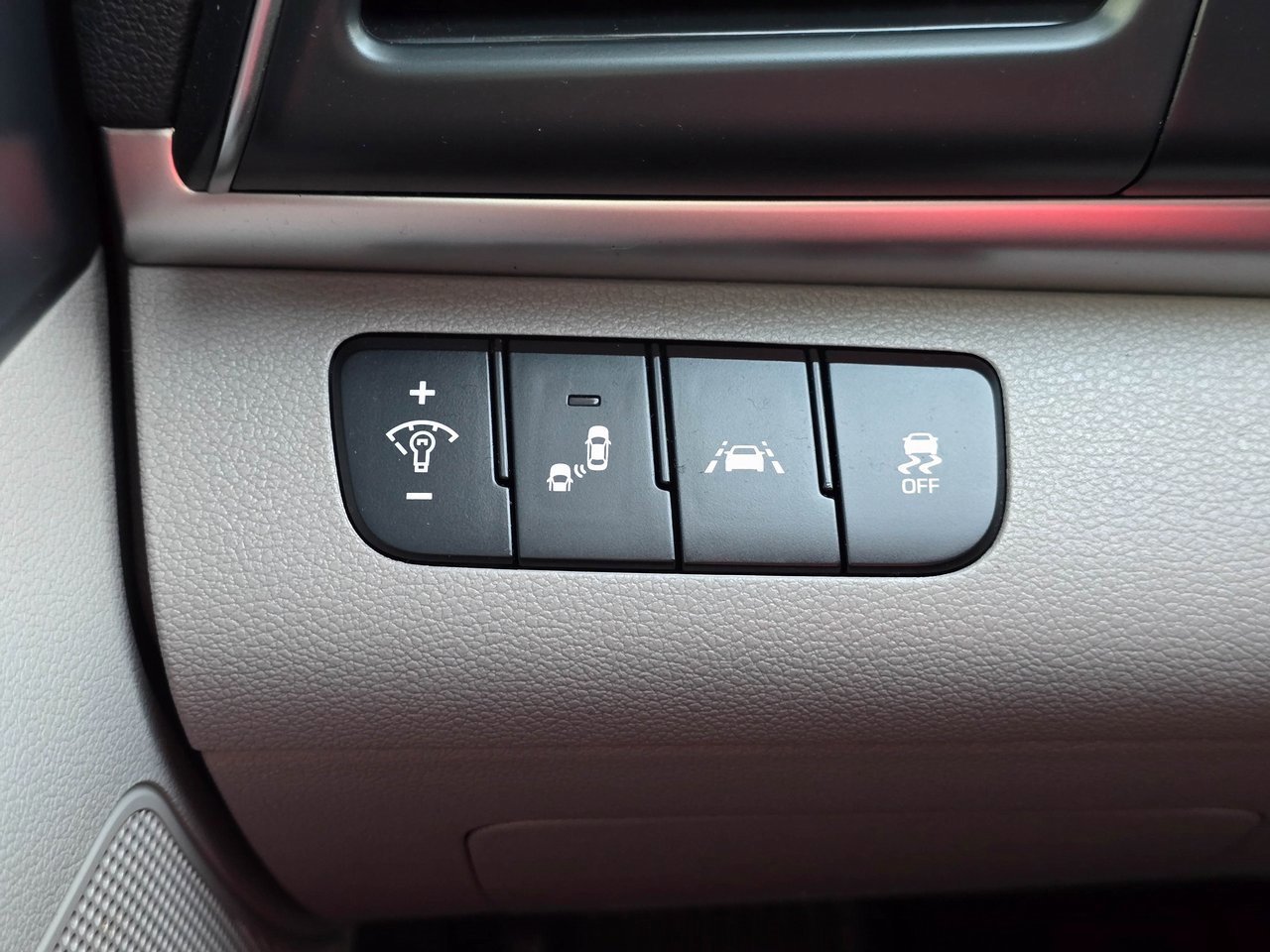 Used 2020 Hyundai Elantra SEL image 24