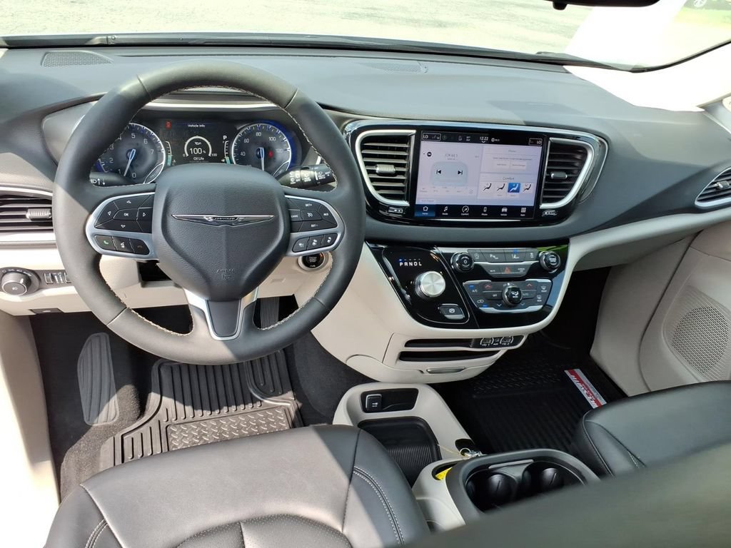 Used 2024 Chrysler Pacifica Touring-L FWD image 19