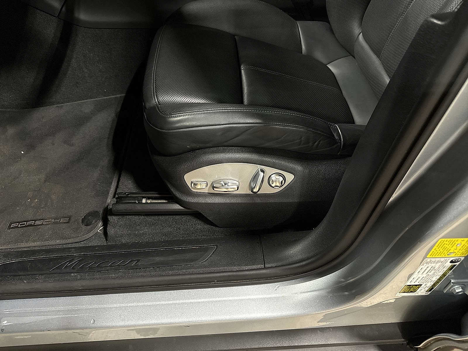 Used 2023 Porsche Macan Turbo AWD/4WD image 23