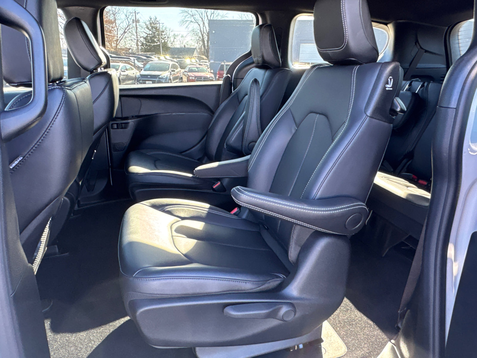 Used 2024 Chrysler Pacifica Limited image 7