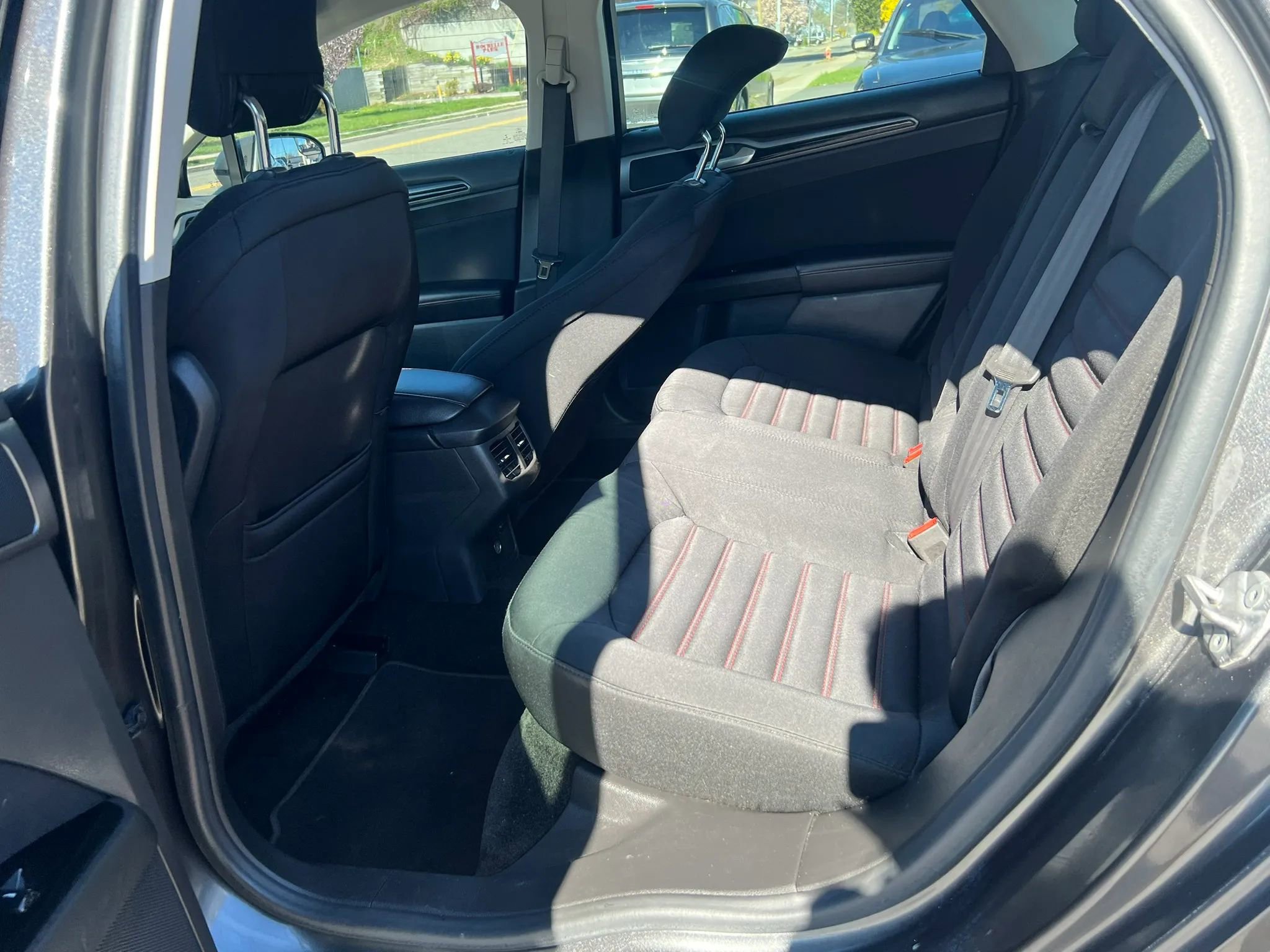 Used 2015 Ford Fusion SE w/ Equipment Group 201A image 28