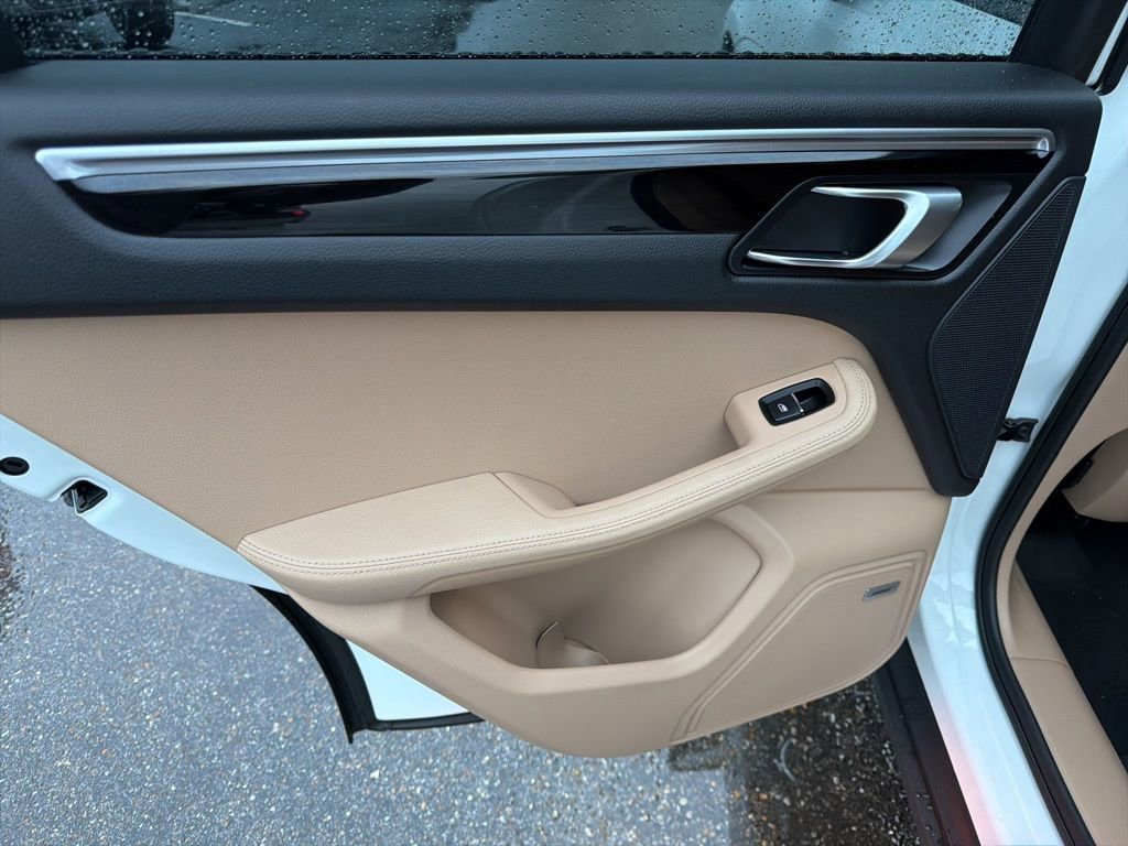 Used 2020 Porsche Macan Base image 11