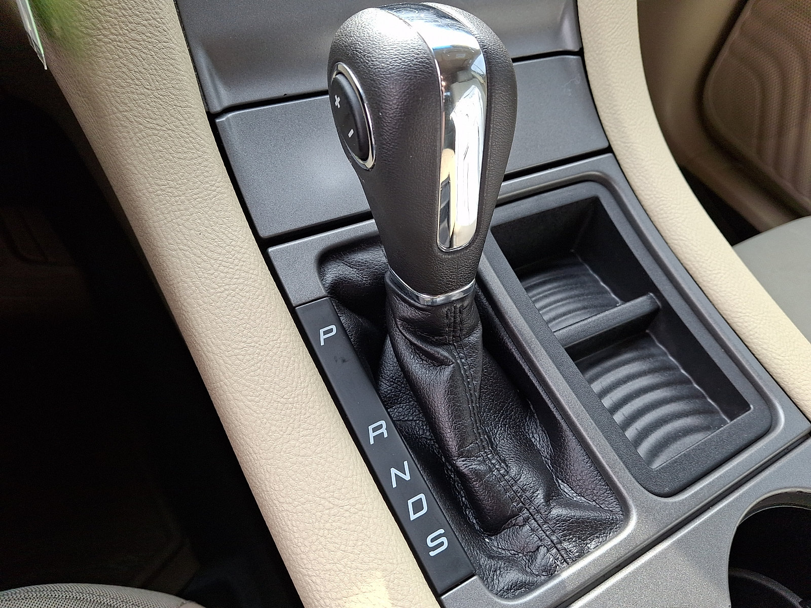 Certified 2017 Ford Taurus SE FWD image 22