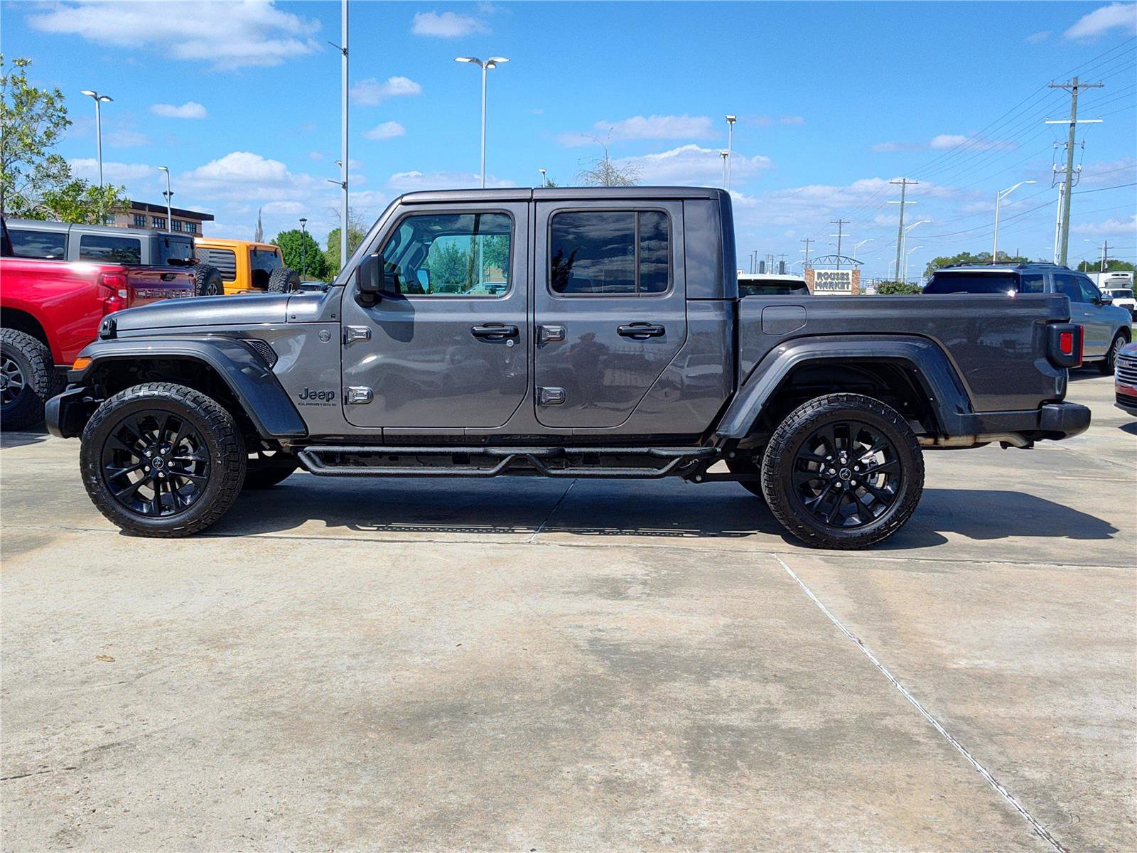 Used 2025 Jeep Gladiator Sport image 3