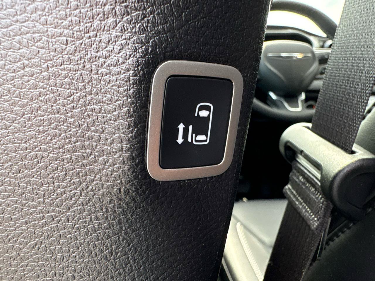 Used 2026 Chrysler Pacifica Select FWD image 38