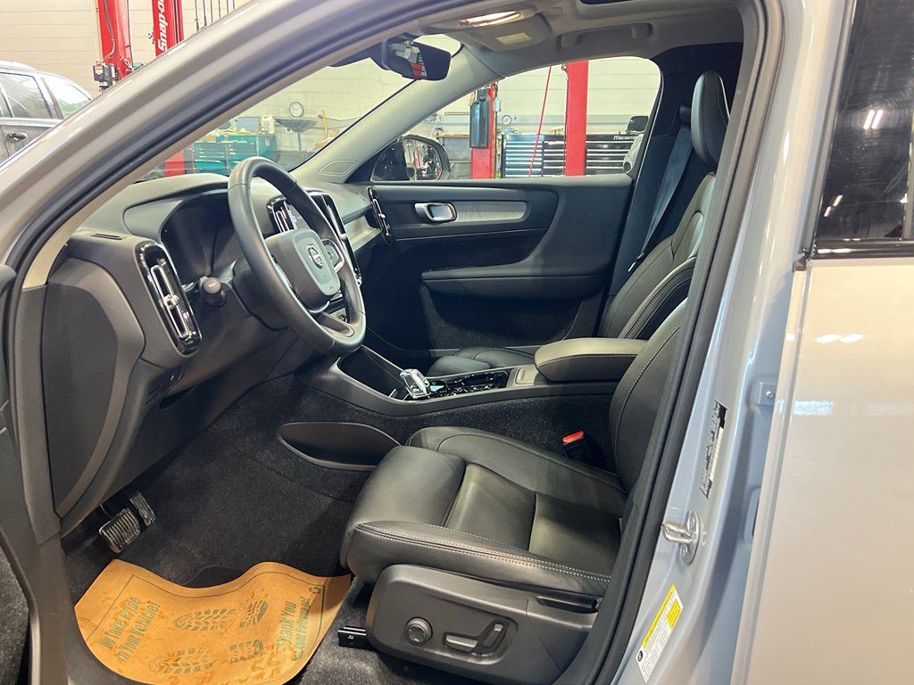 Used 2025 Volvo XC40 B5 Plus image 12