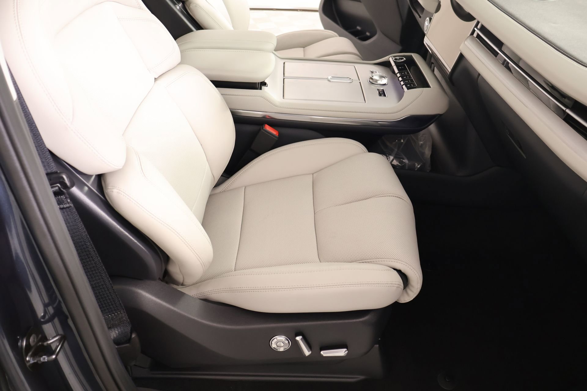 New 2026 Lincoln Navigator Premiere AWD/4WD image 14