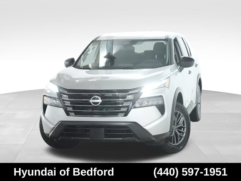 Used 2024 Nissan Rogue S AWD/4WD image 2