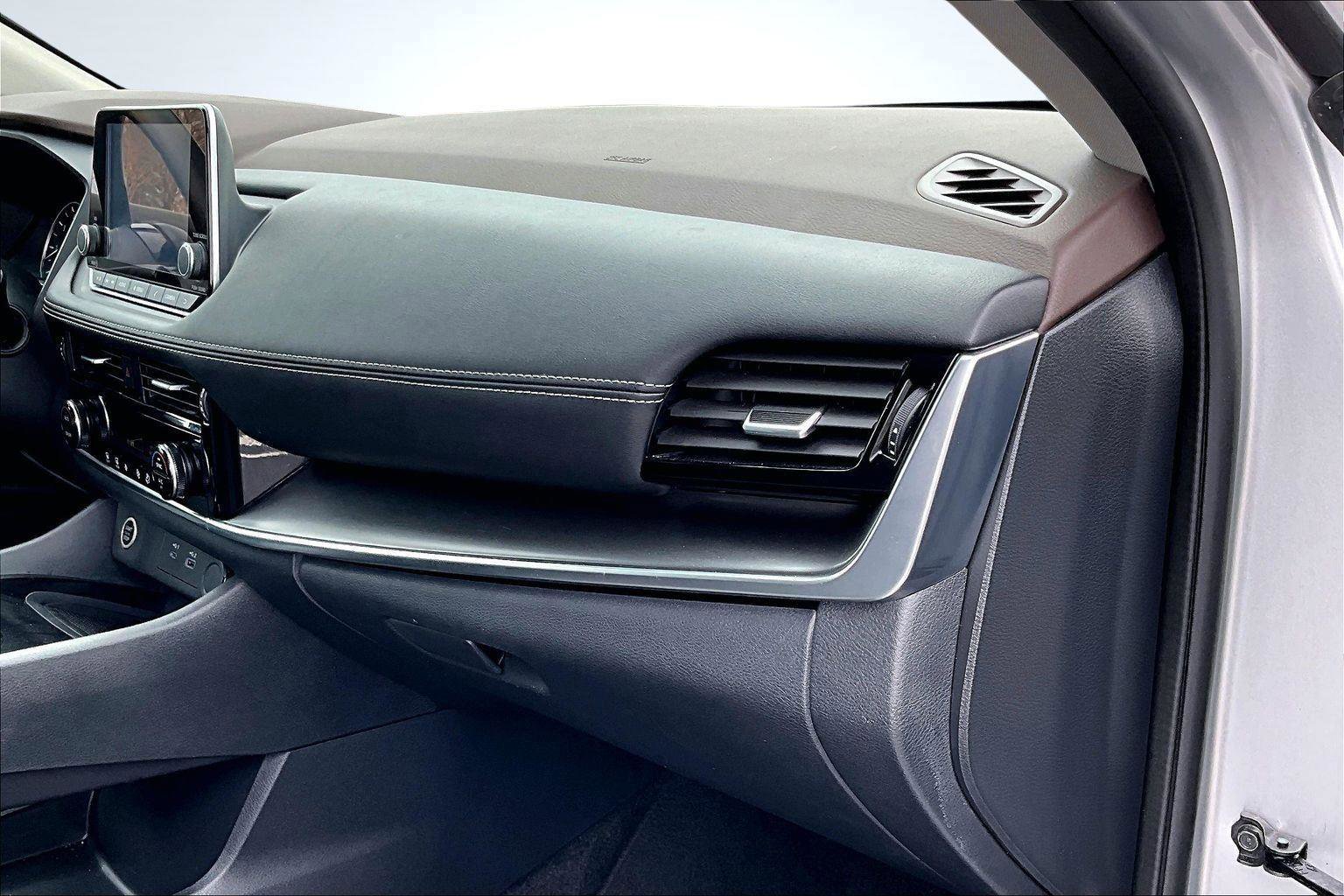 Used 2023 Nissan Rogue SV image 18