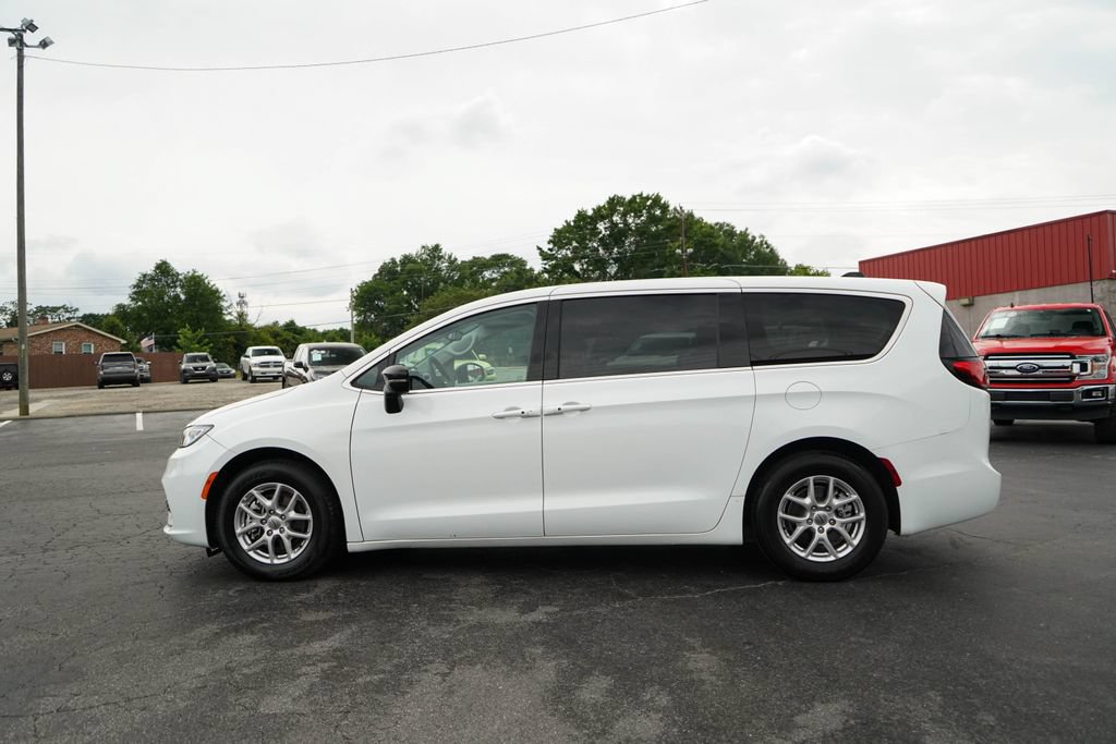 Used 2024 Chrysler Pacifica Touring-L FWD image 22