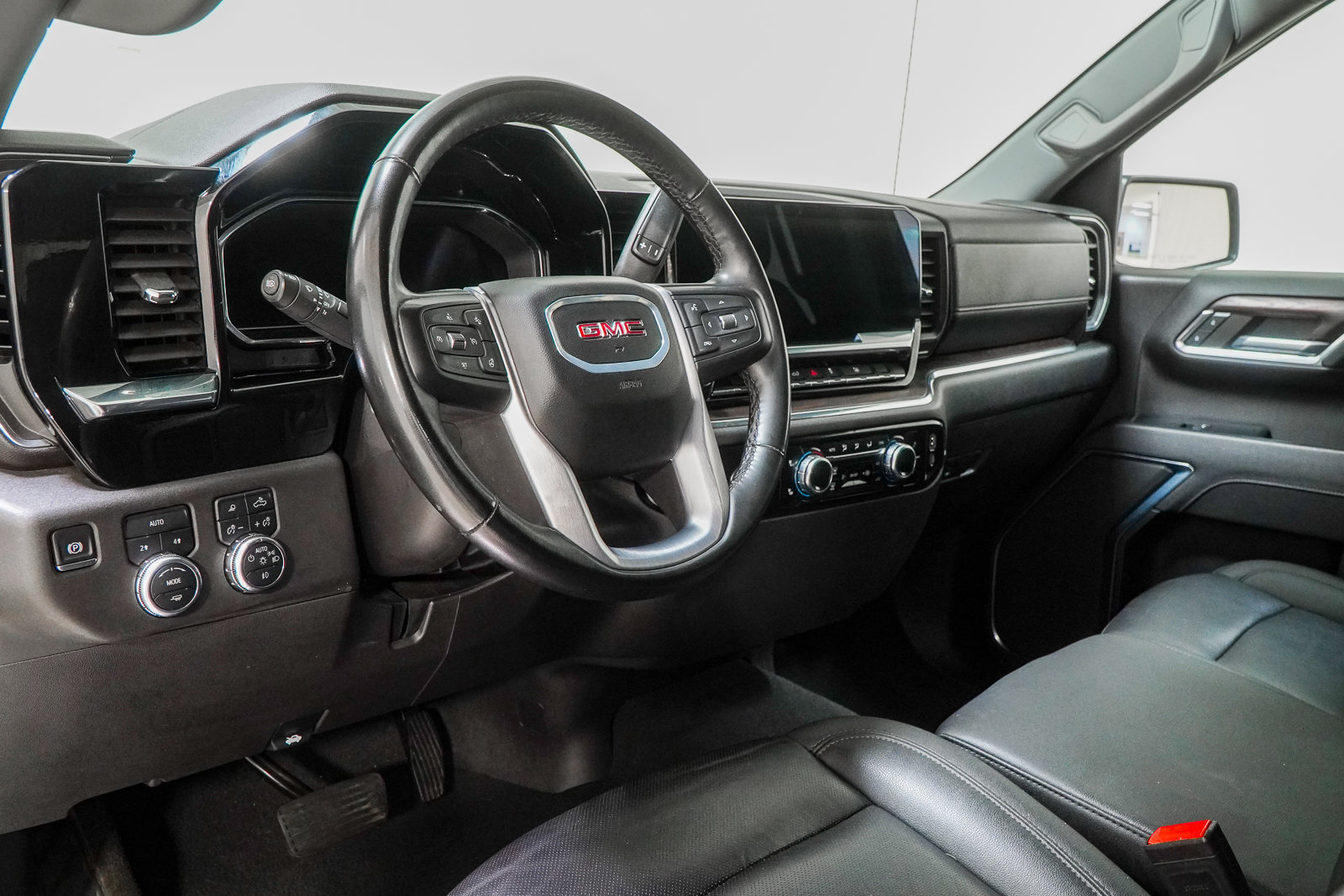 Used 2024 GMC Sierra 1500 SLT AWD/4WD image 19