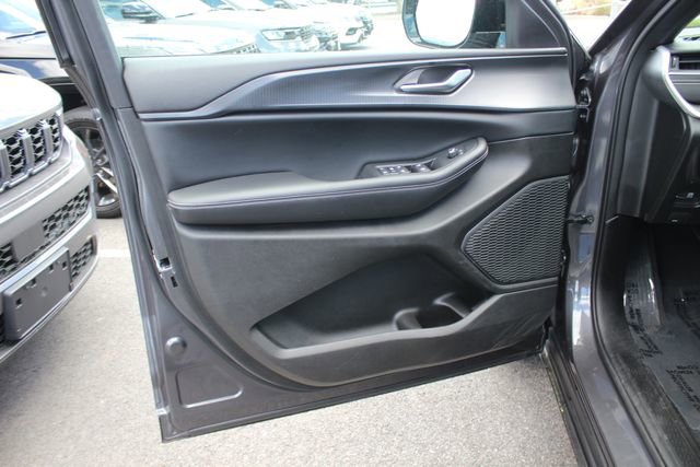 Used 2023 Jeep Grand Cherokee L Altitude AWD/4WD image 18