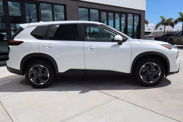 Used 2024 Nissan Rogue SV FWD image 2