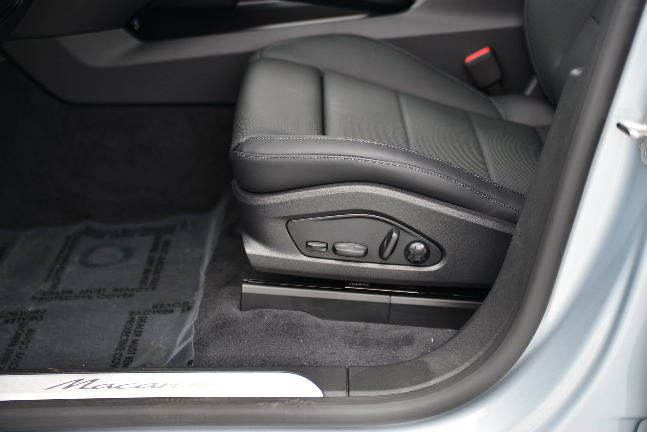 Certified 2025 Porsche Macan 4 Electric image 30