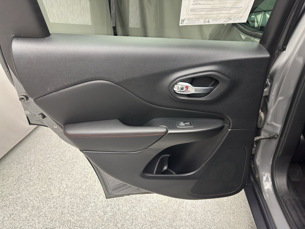 Used 2022 Jeep Cherokee Trailhawk AWD/4WD image 12