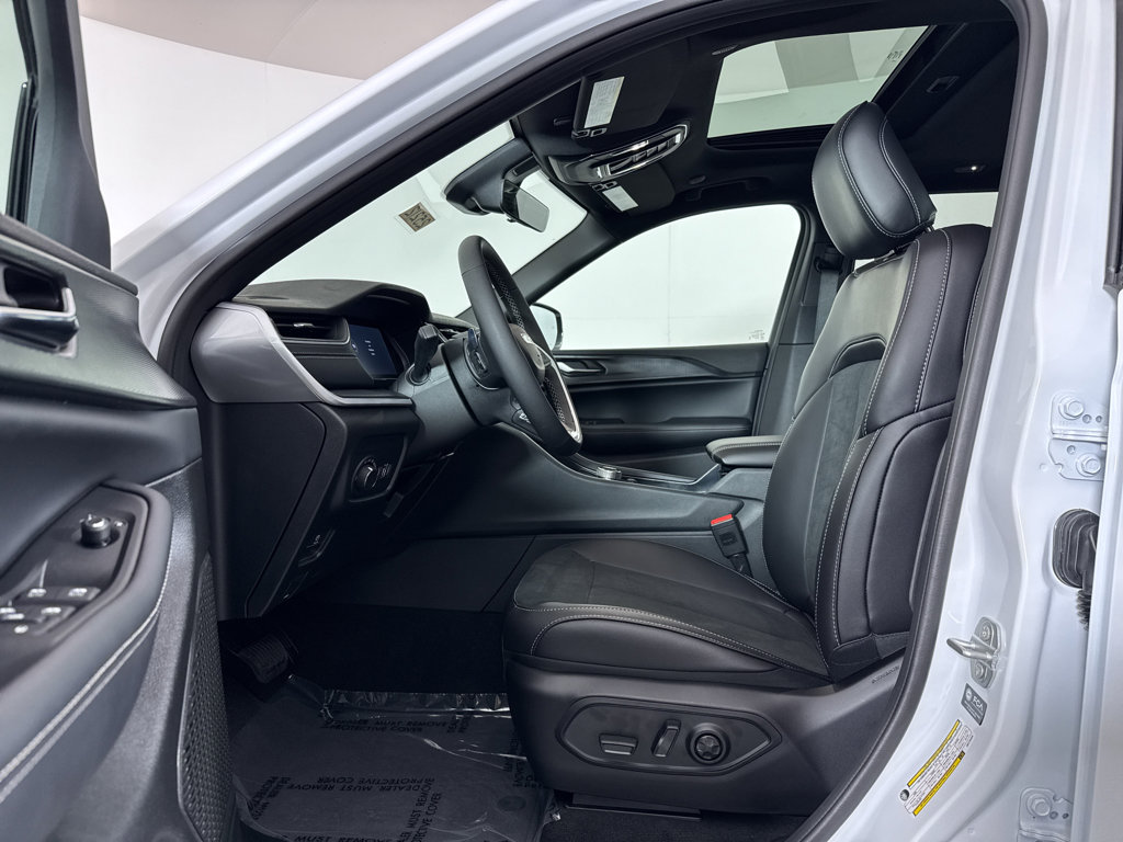 New 2025 Jeep Grand Cherokee Altitude image 7