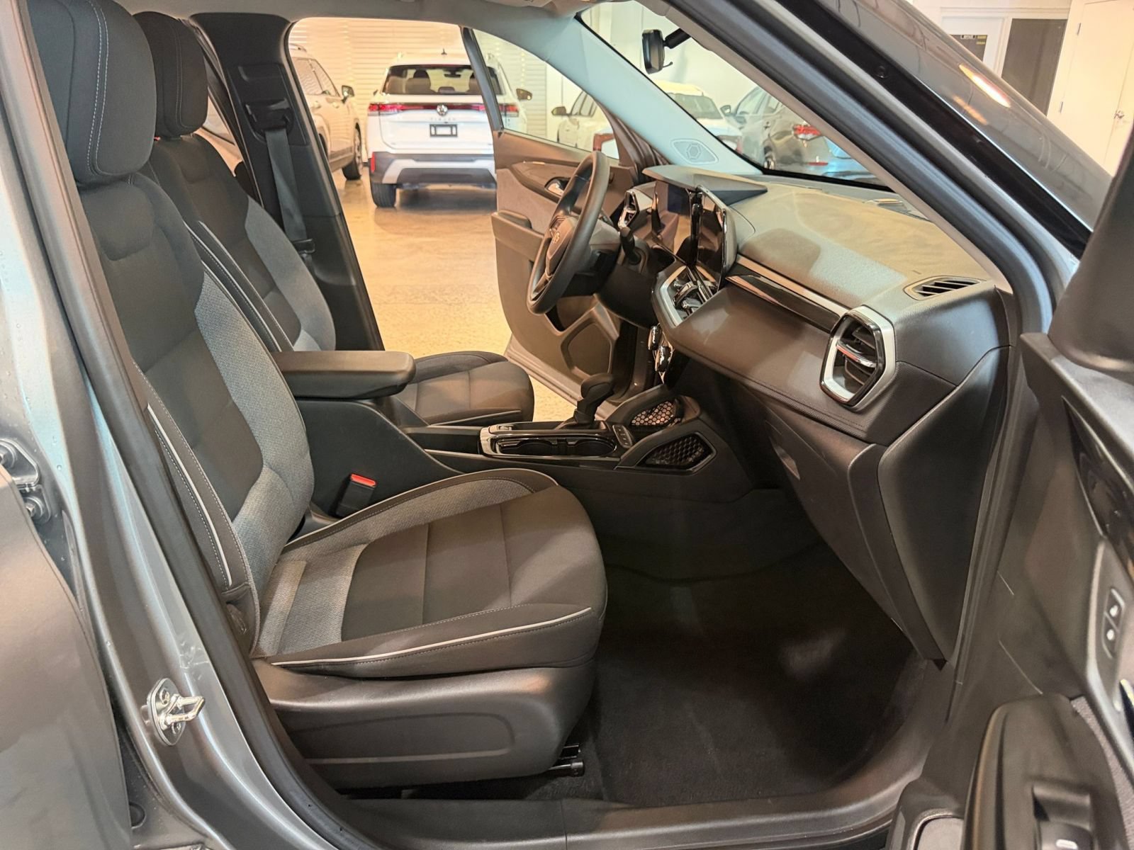 Used 2025 Chevrolet TrailBlazer LT FWD image 35