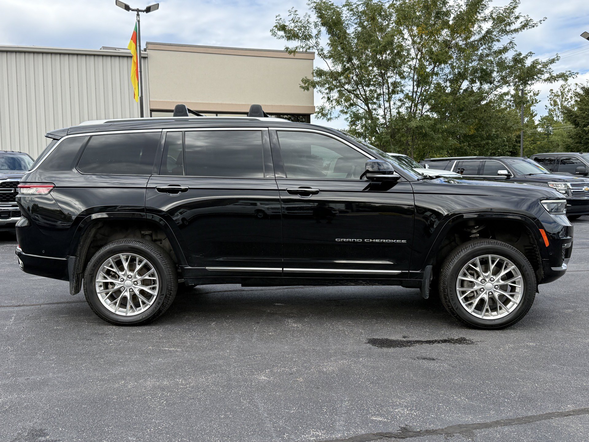Used 2021 Jeep Grand Cherokee L Summit w/ Luxury Tech Group V AWD/4WD image 9