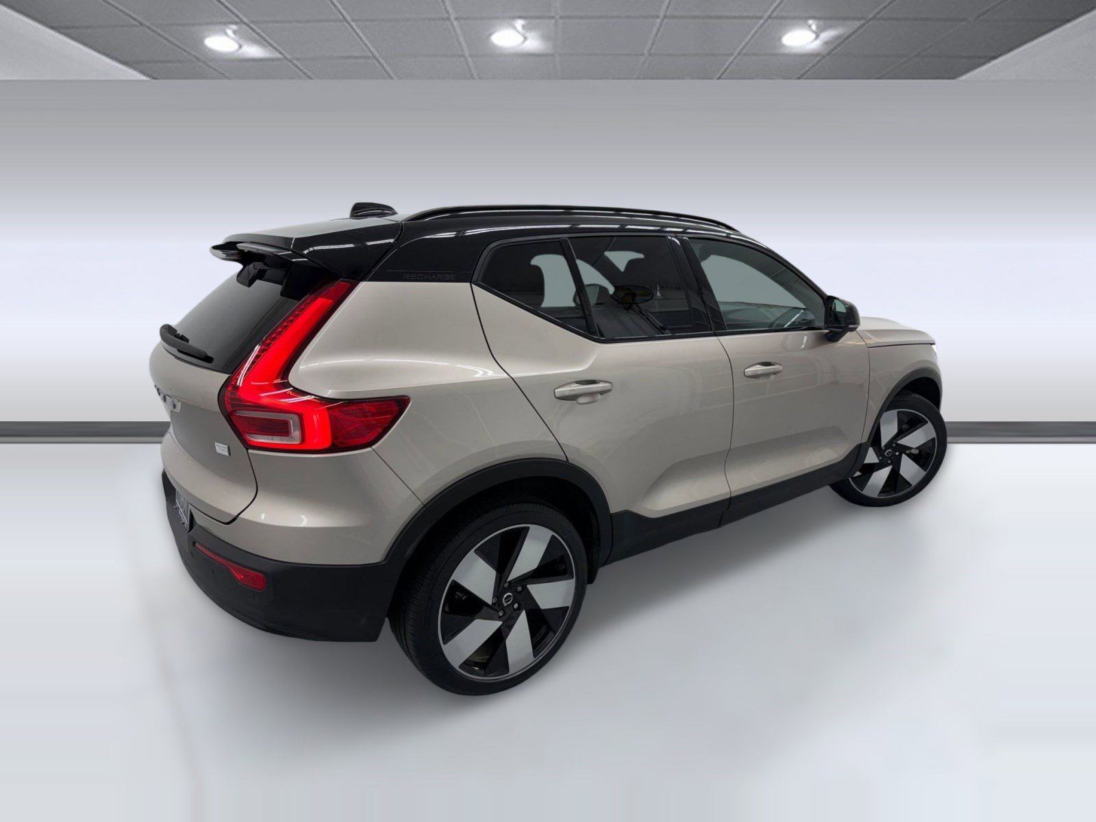 Used 2024 Volvo XC40 Recharge Ultimate w/ Protection Package Premier image 8