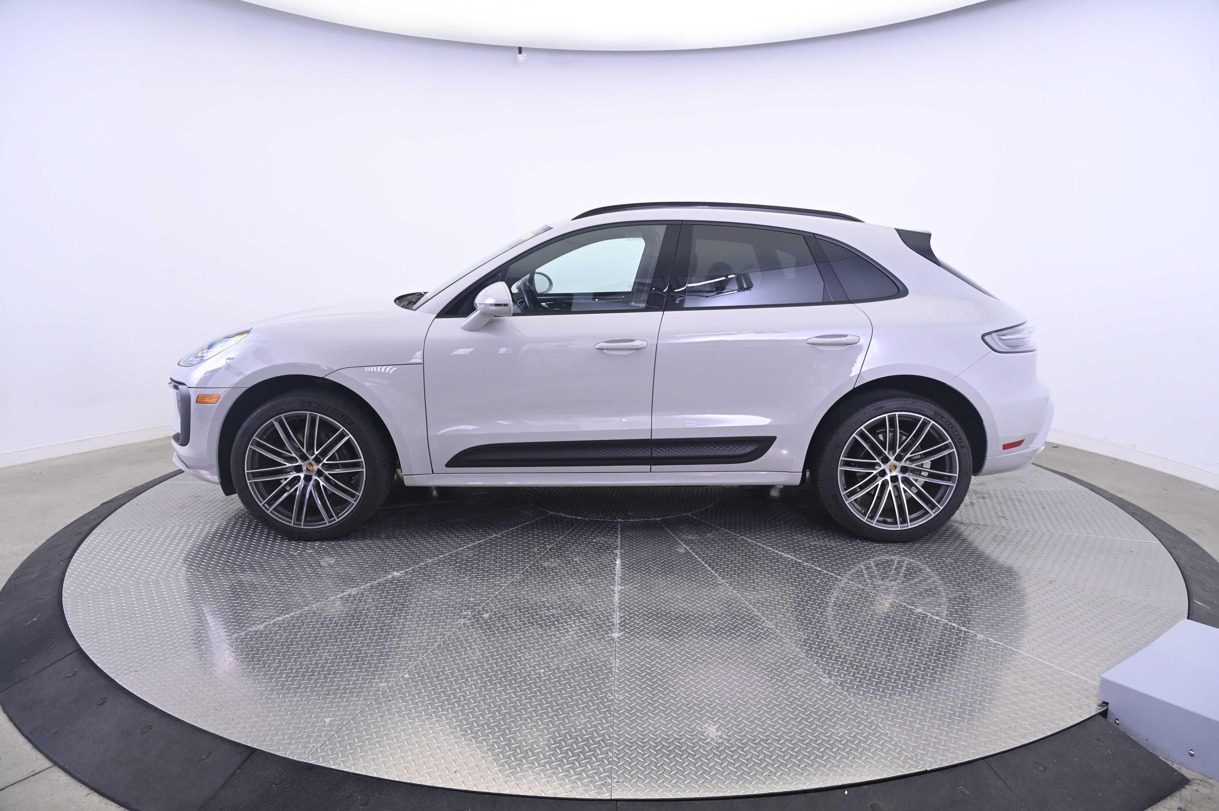 Certified 2023 Porsche Macan AWD/4WD image 2