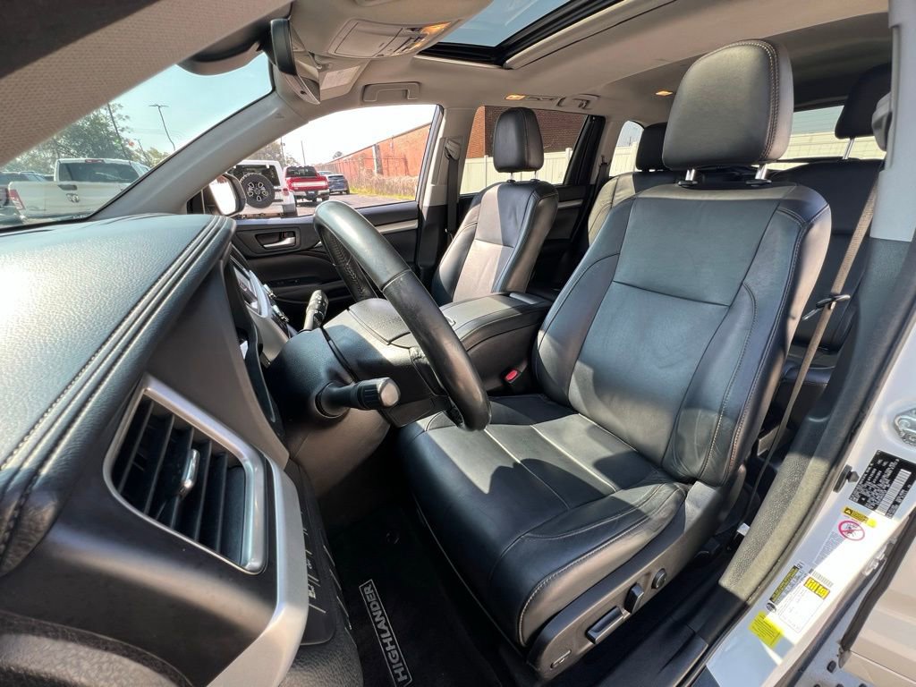 Used 2017 Toyota Highlander XLE image 12
