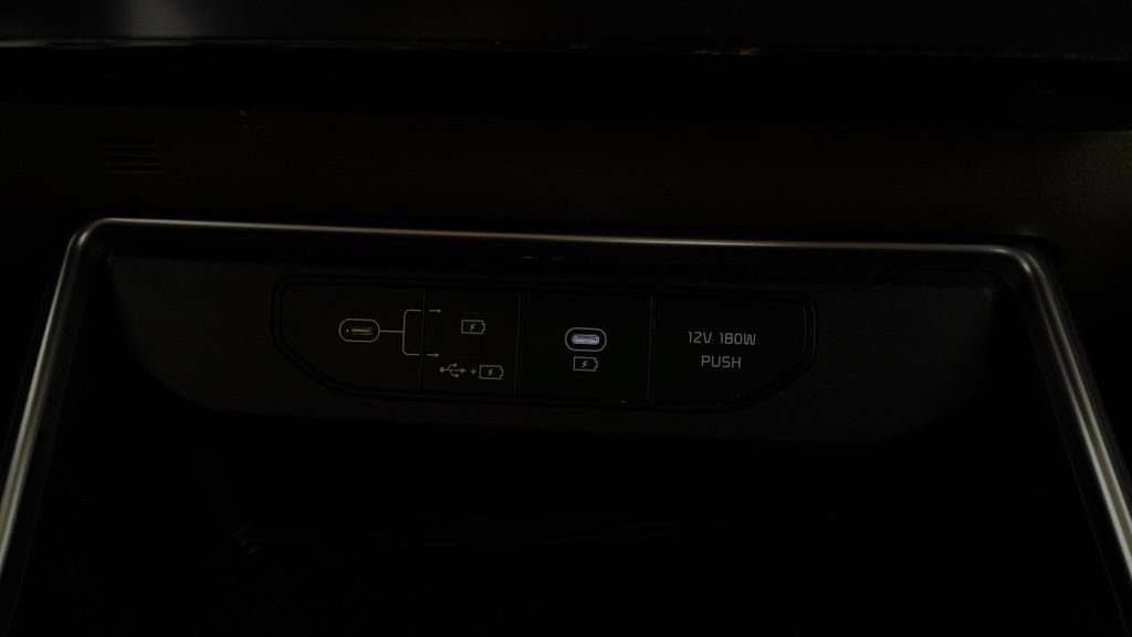 Used 2025 Kia Carnival FWD image 23