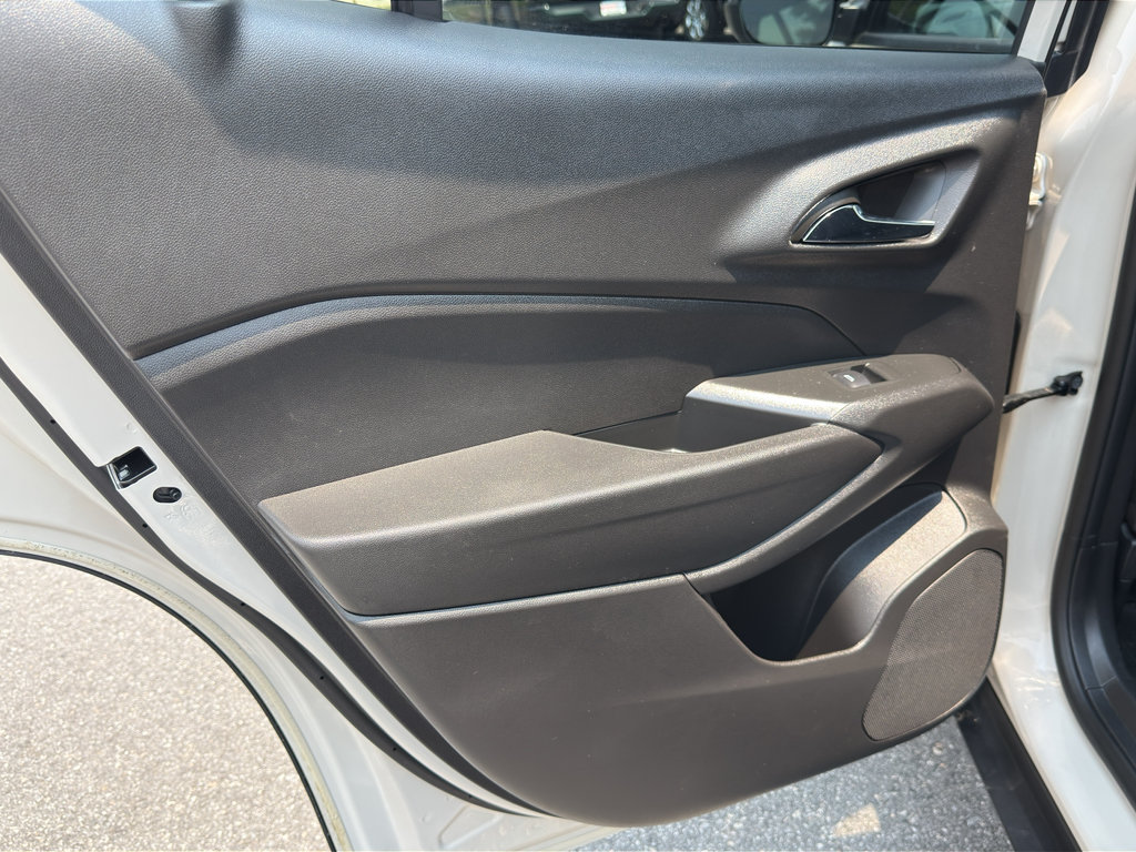 Used 2026 Chevrolet Trax RS w/ Sunroof Package FWD image 28
