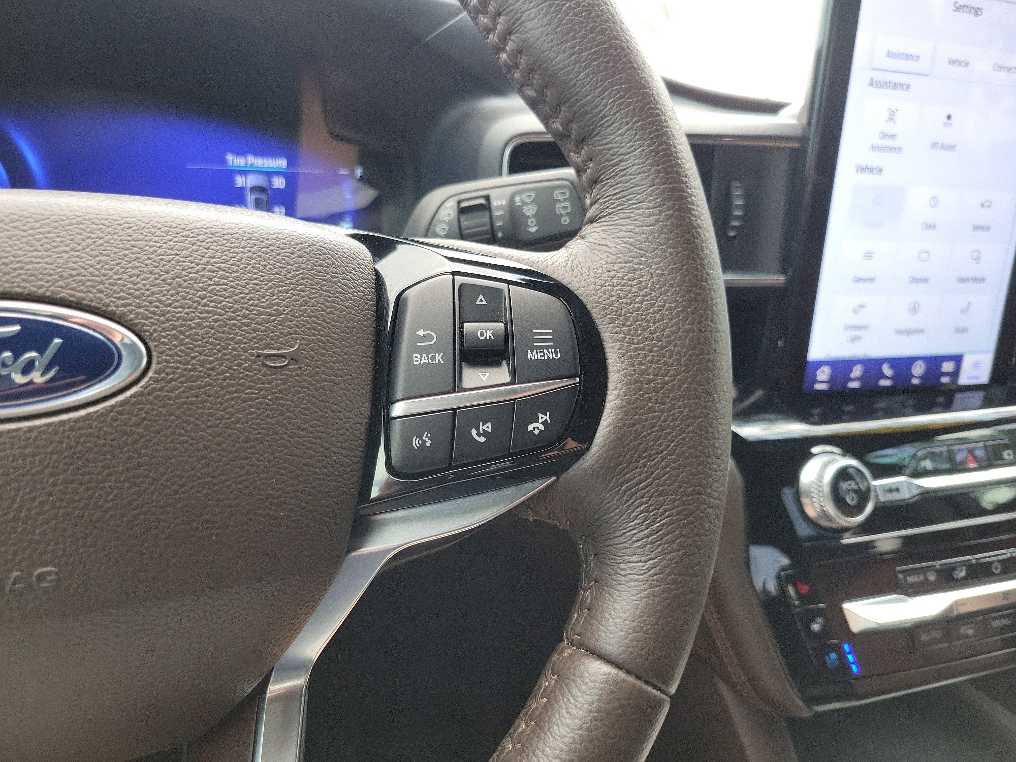 Used 2023 Ford Explorer King Ranch w/ Premium Technology Package AWD/4WD image 22