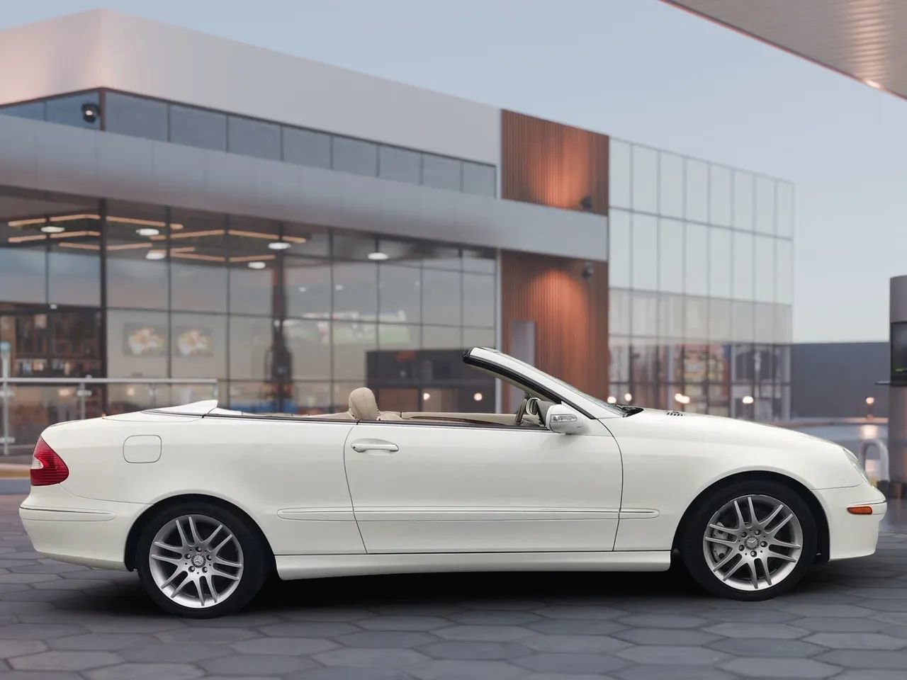 Used 2009 Mercedes-Benz CLK 350 Cabriolet image 4