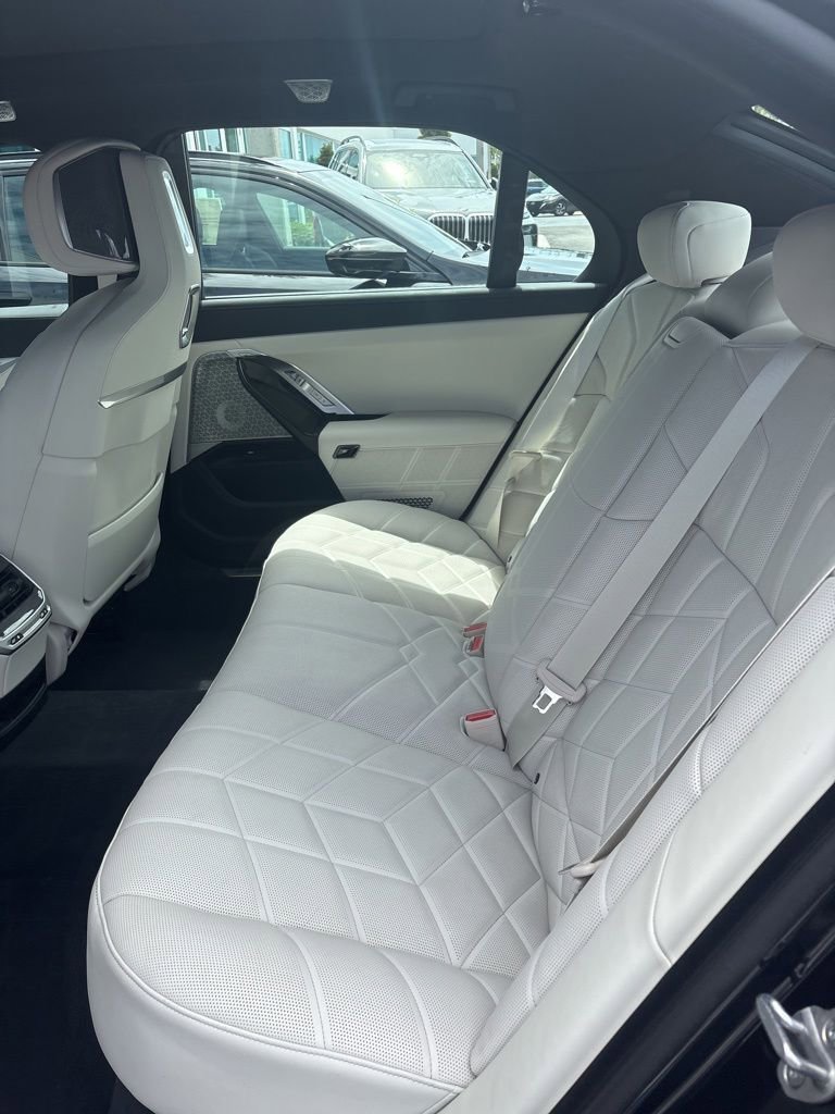 Used 2024 BMW 740i w/ Executive Package RWD image 6
