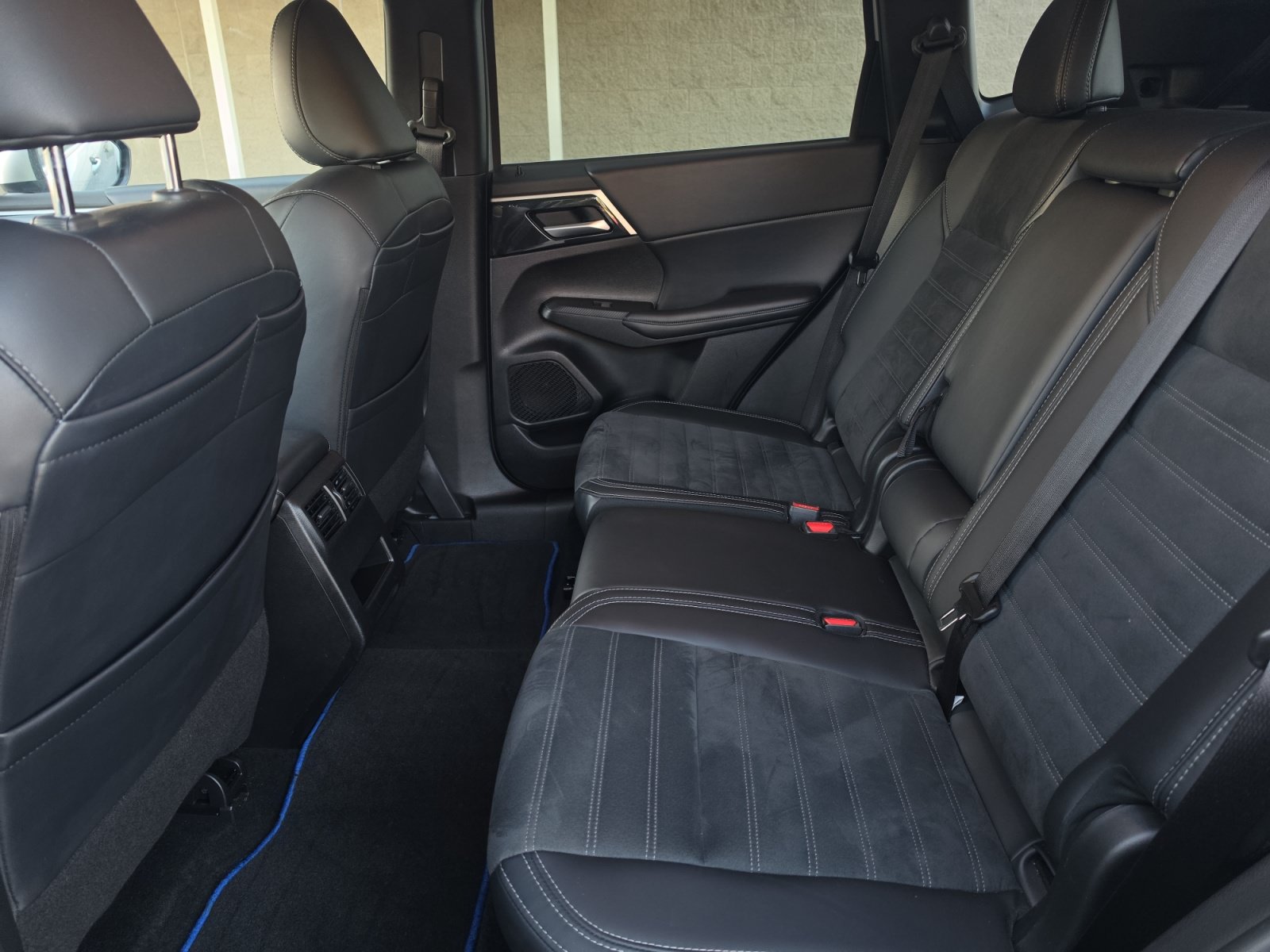 Used 2024 Mitsubishi Outlander 4WD Plug-In Hybrid image 28