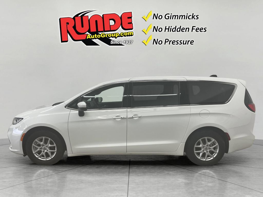 Used 2023 Chrysler Pacifica Touring image 2