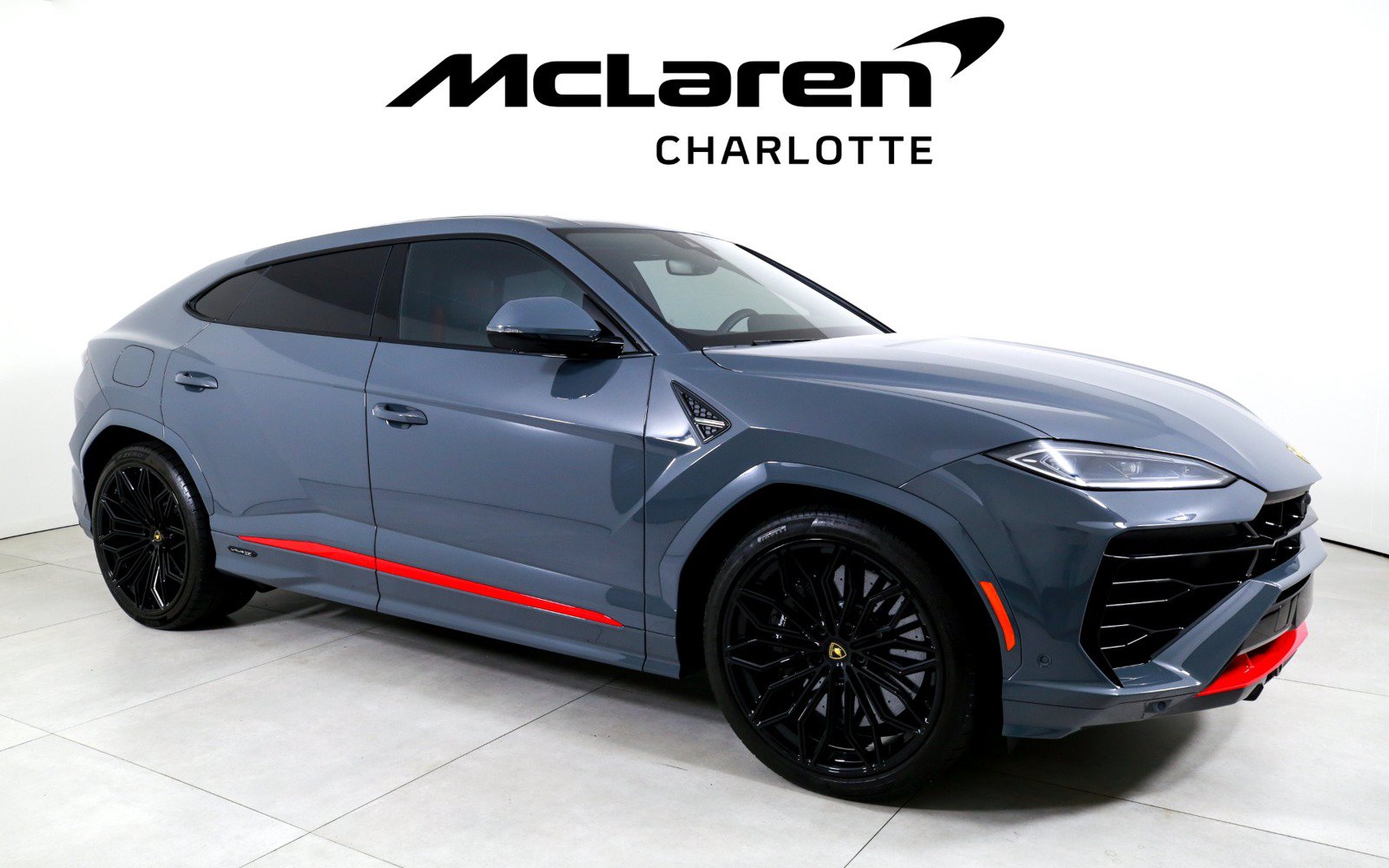 Used 2025 Lamborghini Urus SE AWD/4WD image 2