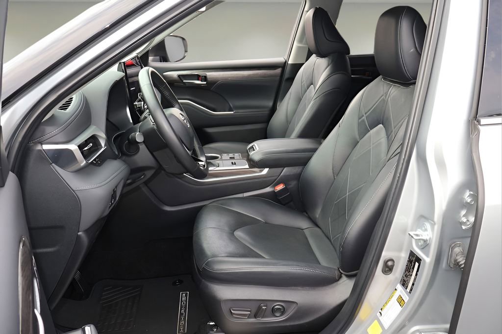 Certified 2024 Toyota Highlander Platinum AWD/4WD image 14