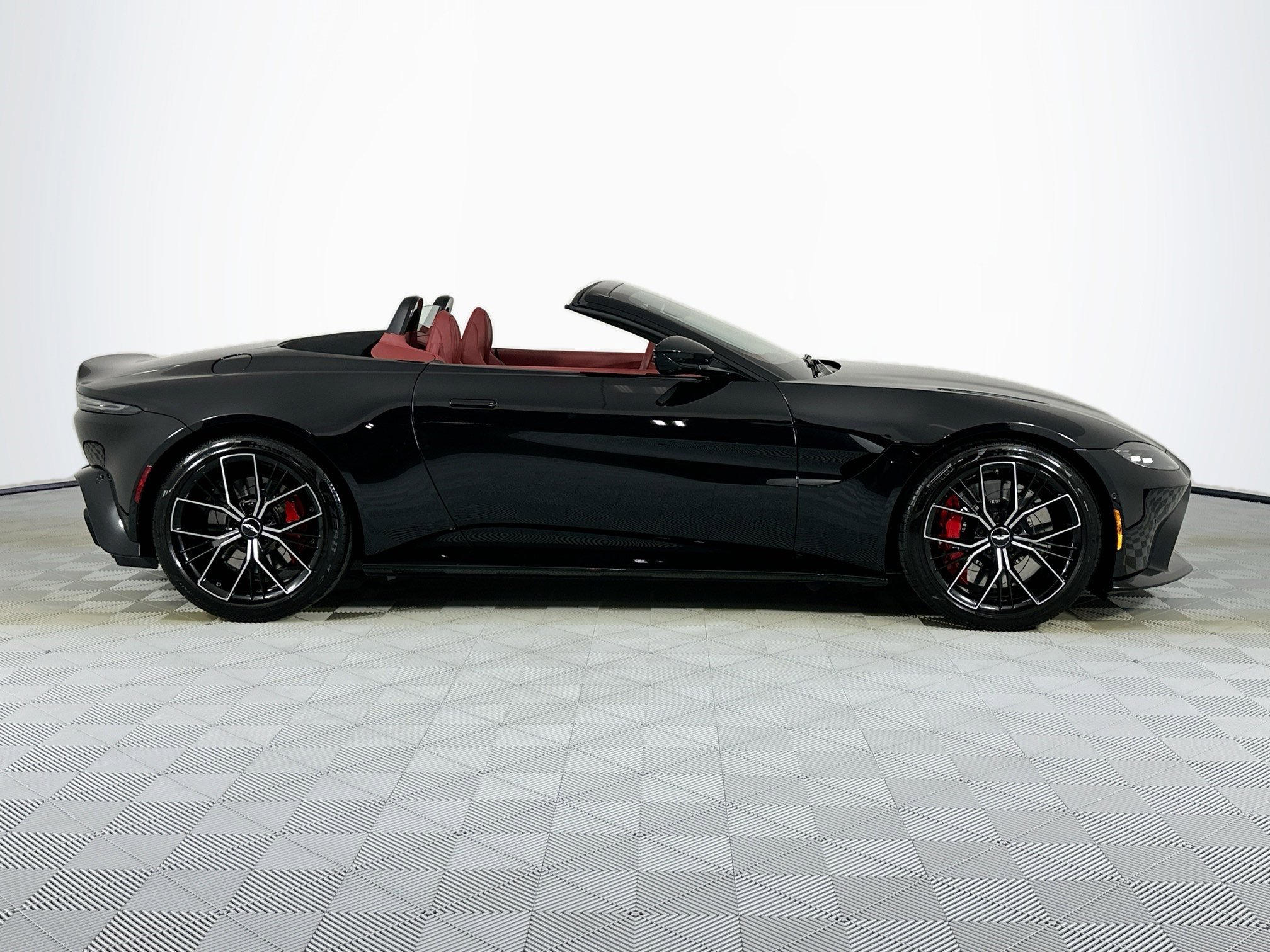Used 2022 Aston Martin V8 Vantage Roadster image 14