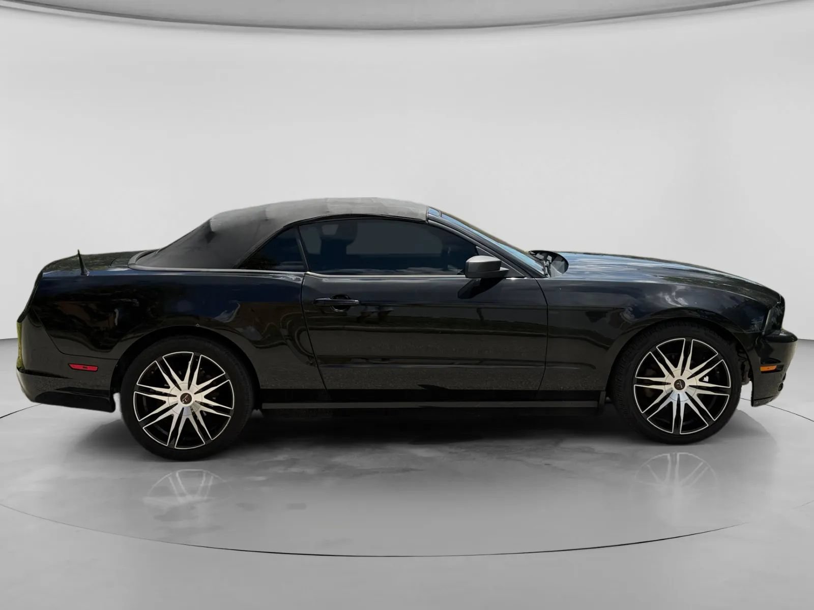 Used 2014 Ford Mustang Convertible RWD image 6