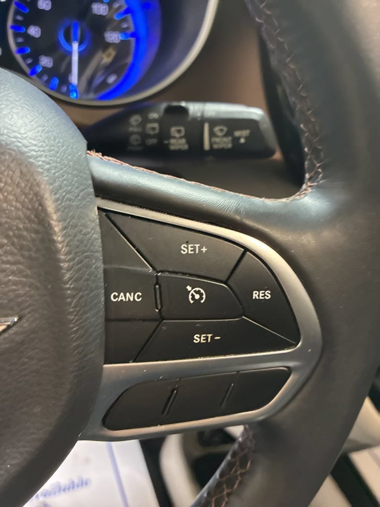 Used 2017 Chrysler Pacifica Touring-L w/ Tire & Wheel Group FWD image 16