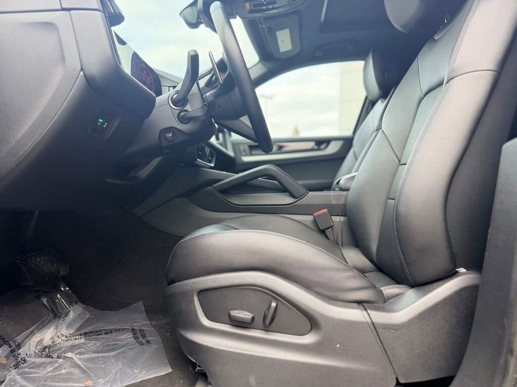 Used 2024 Porsche Cayenne image 10