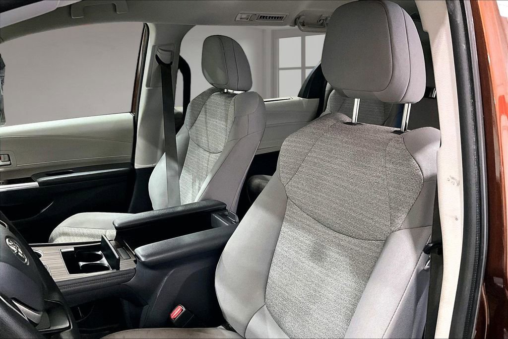 Used 2021 Toyota Sienna LE AWD/4WD image 23