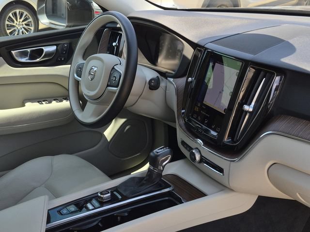 Used 2021 Volvo XC60 T5 Momentum w/ Premium Package FWD image 12