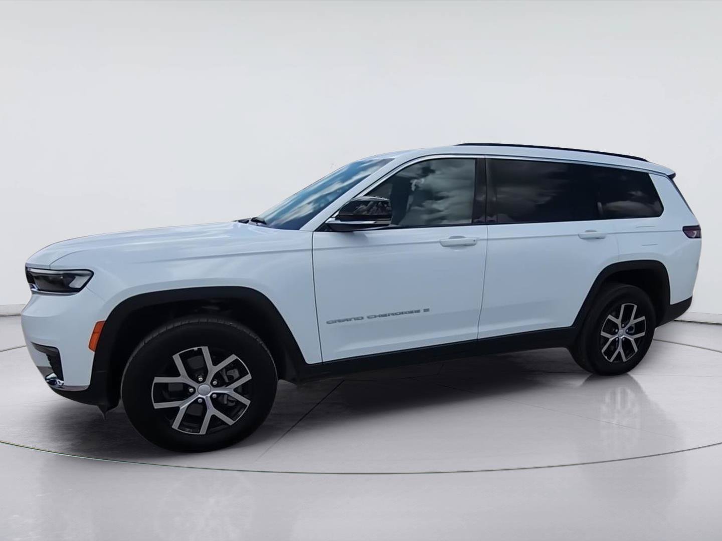 Used 2025 Jeep Grand Cherokee L Limited AWD/4WD image 4