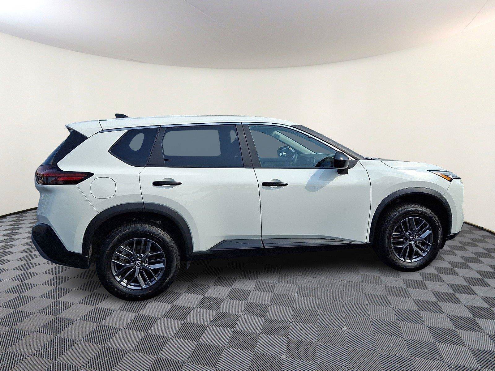 Used 2023 Nissan Rogue S AWD/4WD image 7