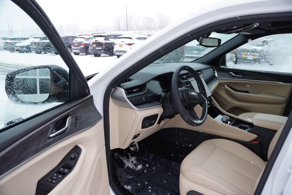 Certified 2024 Jeep Grand Cherokee Limited w/ MOPAR Finishing Package image 15