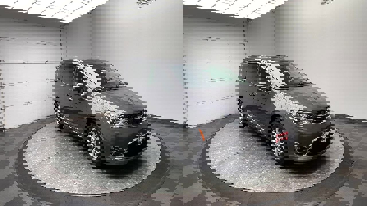 Used 2017 Chrysler Pacifica Touring-L image 32