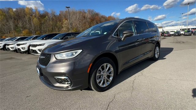 Used 2021 Chrysler Pacifica Touring-L w/ Uconnect Theater Family Group image 4